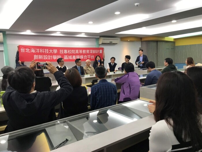 劉玲利院長介紹企業代表及參與教師圖片